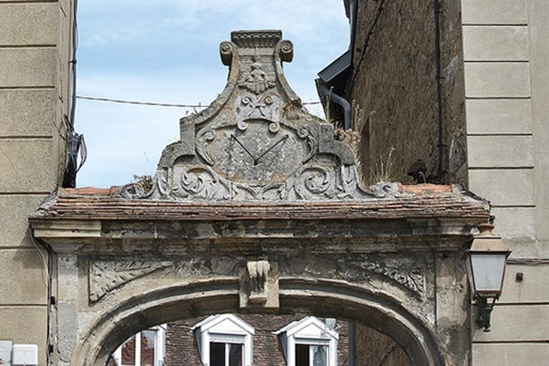 Portail menant à l'ancien couvent des soeurs : détail du couronnement.