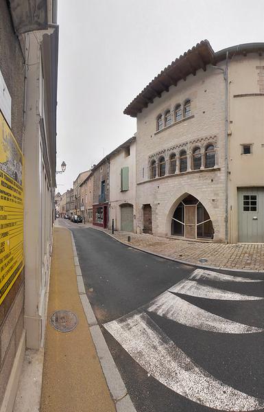 Vue d'ensemble de la façade restaurée sur rue.