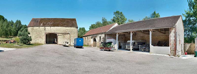 Vue d'ensemble de la grange, l'ancienne chapelle et le hangar depuis la cour.