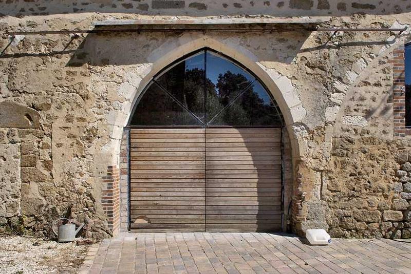 Chapelle : arcade transformée en porte du mur de long-pan sur cour.