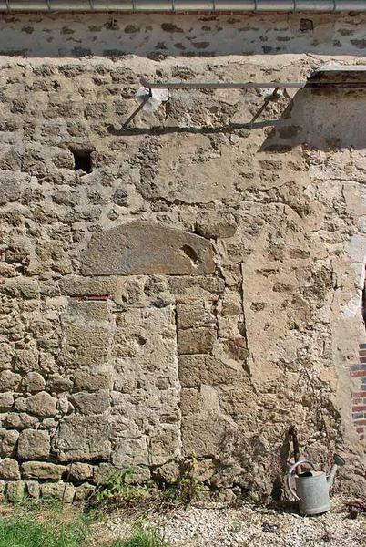 Chapelle : étroite porte murée dans le mur de long-pan sur cour.