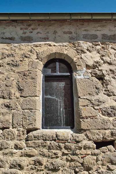 Chapelle : première fenêtre gauche du mur de long-pan sur cour.