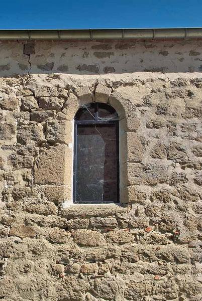 Chapelle : deuxième fenêtre gauche du mur de long-pan sur cour.