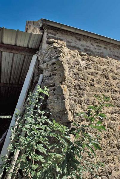 Chapelle : contrefort sur cour du mur-pignon est.