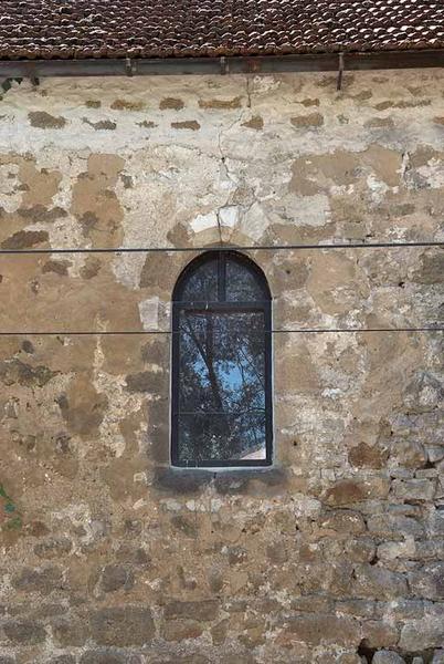 Chapelle : fenêtre en plein-cintre du mur de long-pan sur rue.