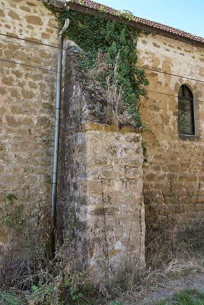 Chapelle : premier contrefort gauche du mur de long-pan sur rue.