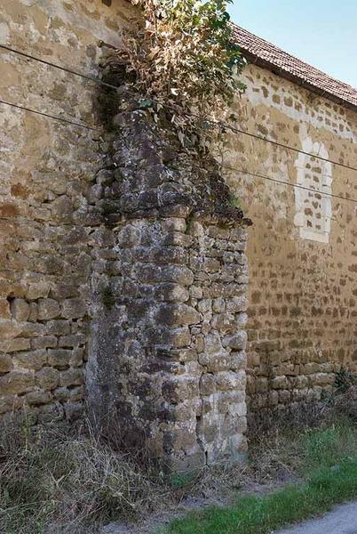 Chapelle : contrefort central du mur de long-pan sur rue.