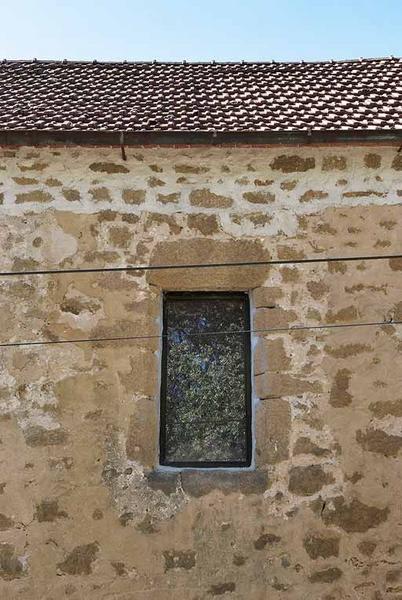 Chapelle : fenêtre rectangulaire du mur de long-pan sur rue.
