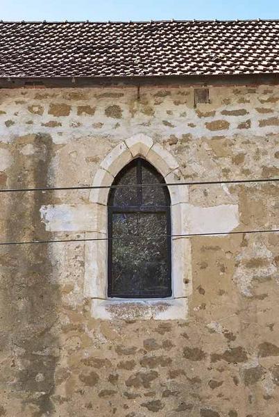 Chapelle : fenêtre brisée du mur de long-pan sur rue.