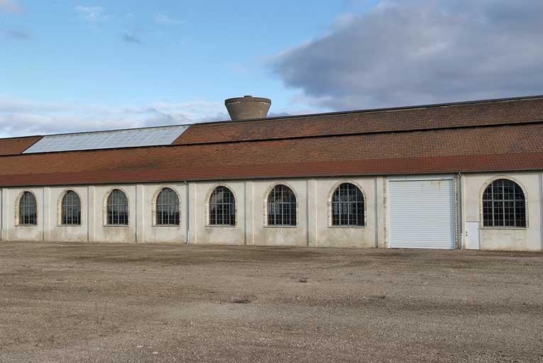 Neuf travées de l'élévation ouest.