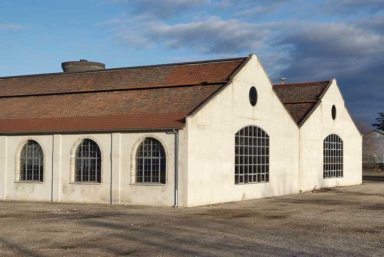 Trois travées de l'élévation ouest et murs-pignons sud.