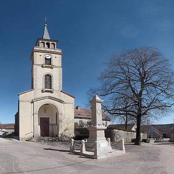 Eglise et monument aux morts.