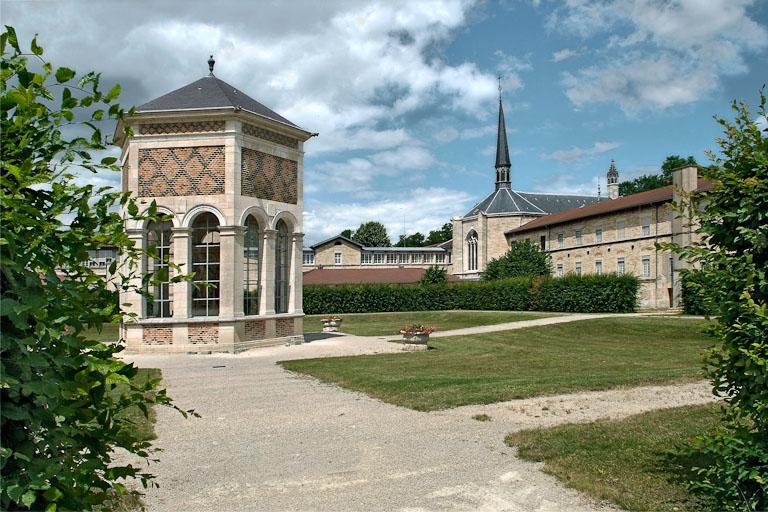 Cour de l'asile d'aliénés et édicule abritant le Puits de Moïse.