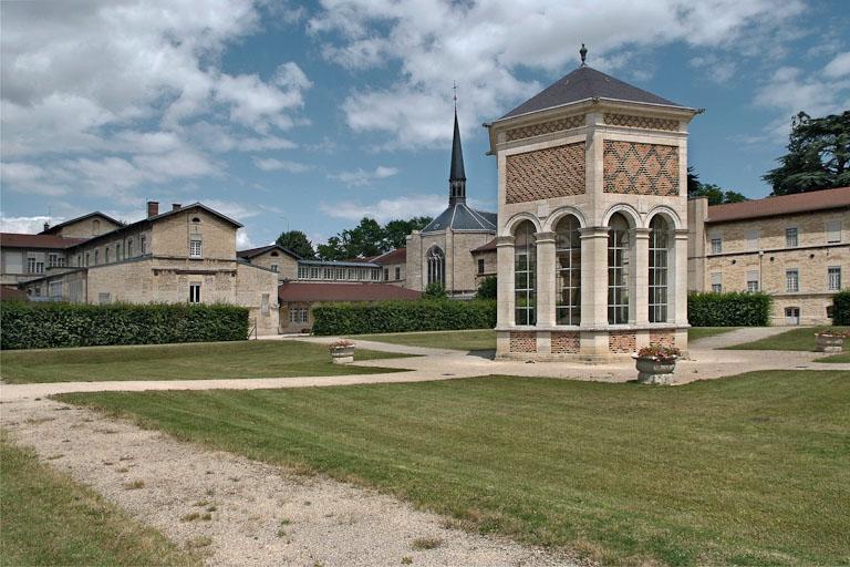 Cour de l'asile d'aliénés et édicule abritant le Puits de Moïse.