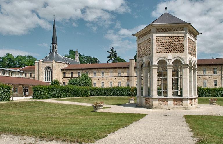 Cour de l'asile d'aliénés et édicule abritant le Puits de Moïse.