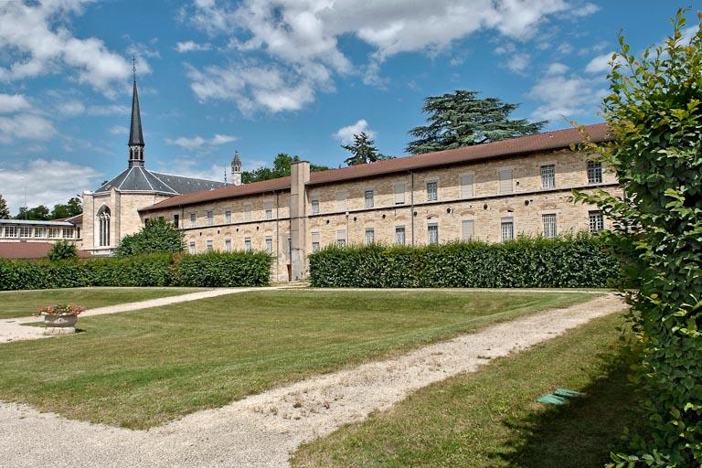 Cour de l'asile d'aliénés : vue vers l'aile ouest.