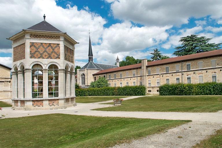 Cour de l'asile d'aliénés et édicule abritant le Puits de Moïse.