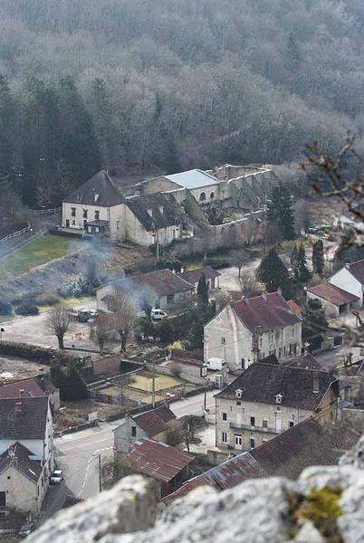 Vue d'ensemble des bâtiments dominant le village, au sud.