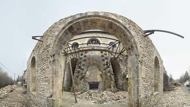 Le haut fourneau et la salle de coulée.