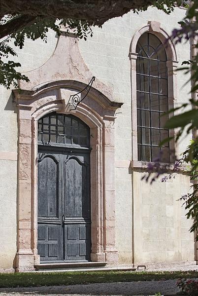 Corps de bâtiment central : porte de la salle des femmes.