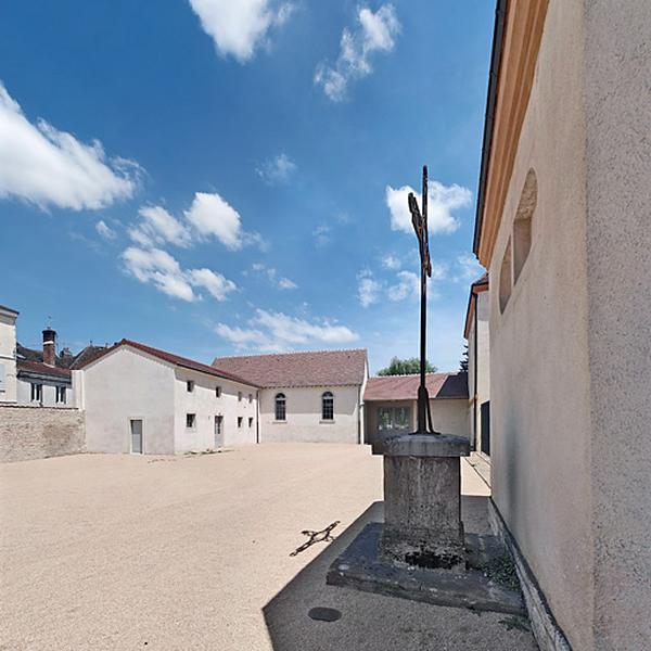 Vue de la cour de service avec croix monumentale.