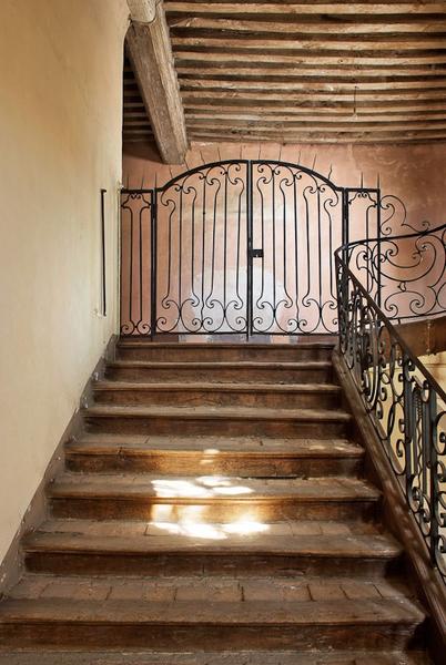 Aile ouest : escalier et grille menant au grenier.