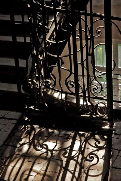 Aile ouest : détail de la grille de l'escalier menant au grenier.