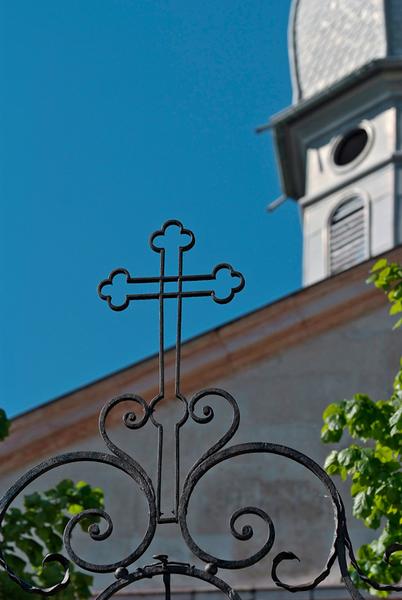 Croix de la grille du portail d'entrée.