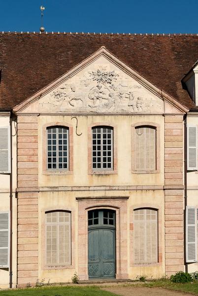 Avant-corps de l'aile gauche avec fronton orné du Bon Samaritain.