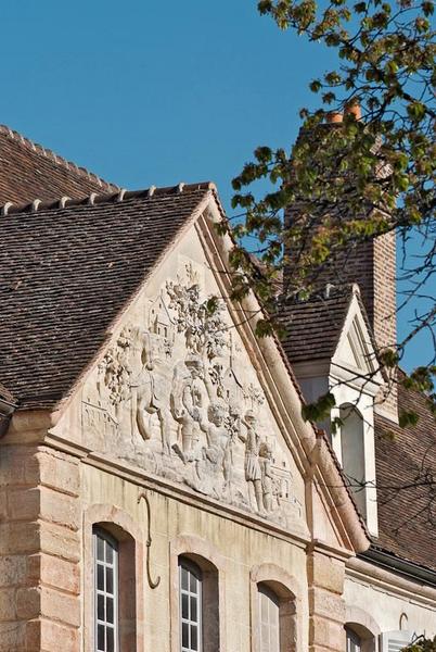 Avant-corps de l'aile gauche : fronton du Bon Samaritain.