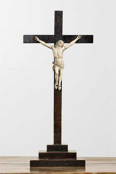 Croix sur socle : Christ en croix