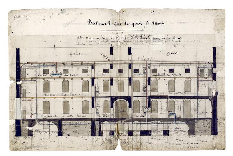 'Bâtiment sur le quai Ste Marie. Coupe en long de l'intérieur de la façade du bâtiment du côté de la cour indiquant la position du principal tuyau de distribution des eaux...' (fin du XIXe siècle).
