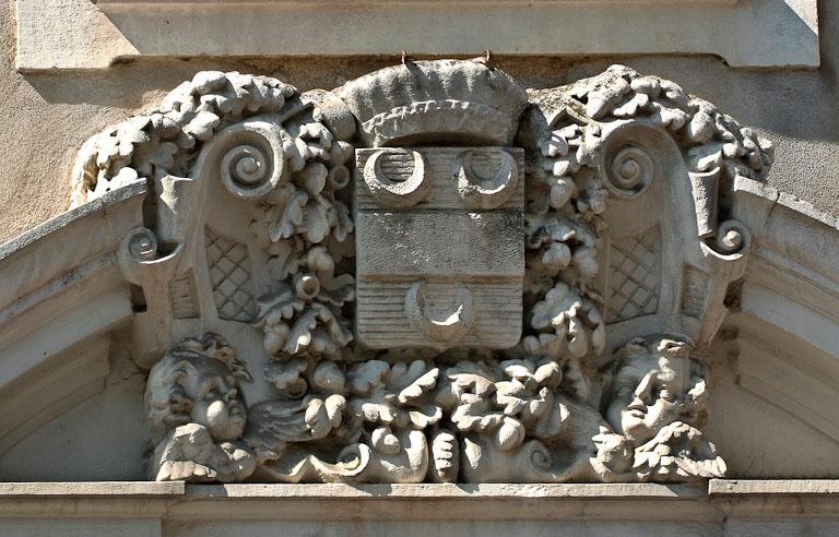 Aile centrale, détail des armoiries au-dessus de la porte.