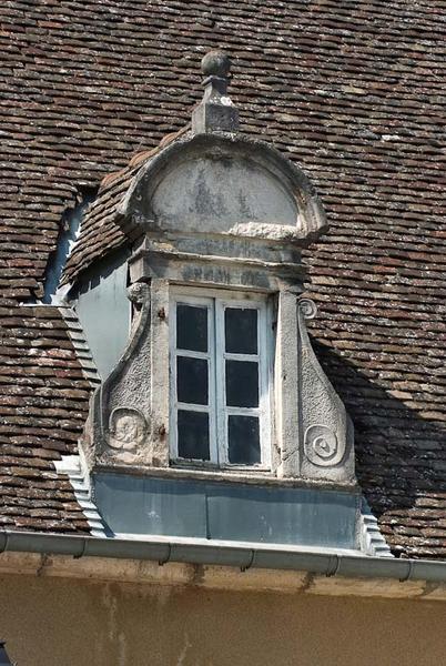 Corps de bâtiment au fond de la cour des femmes : lucarne.