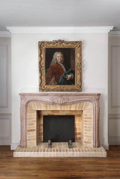Aile gauche : cheminée de la salle du conseil.