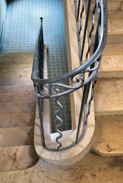 Aile centrale : détail de la rampe de l'escalier.
