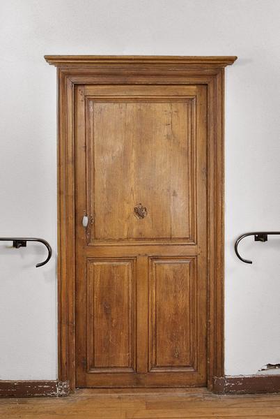 Aile centrale, étage : porte d'une des chambres des hospitalières.