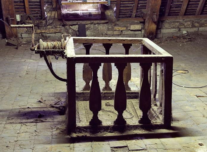 Bâtiment principal, comble : treuil et garde-corps de la trappe à monter le linge.