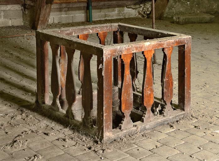 Bâtiment principal, comble : treuil et garde-corps de la trappe à monter le linge.
