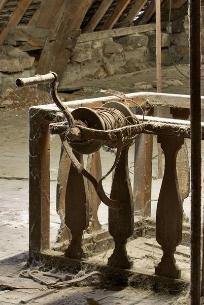 Bâtiment principal, comble : treuil et garde-corps de la trappe à monter le linge.