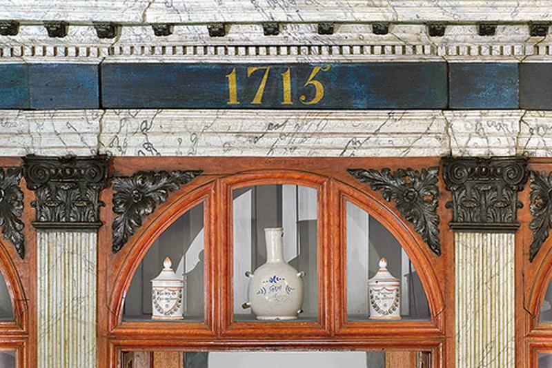 Détail du dessus de la porte et de la date.
