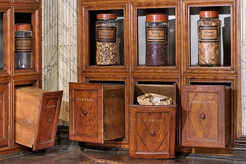 Lambris de hauteur et meubles de la pharmacie