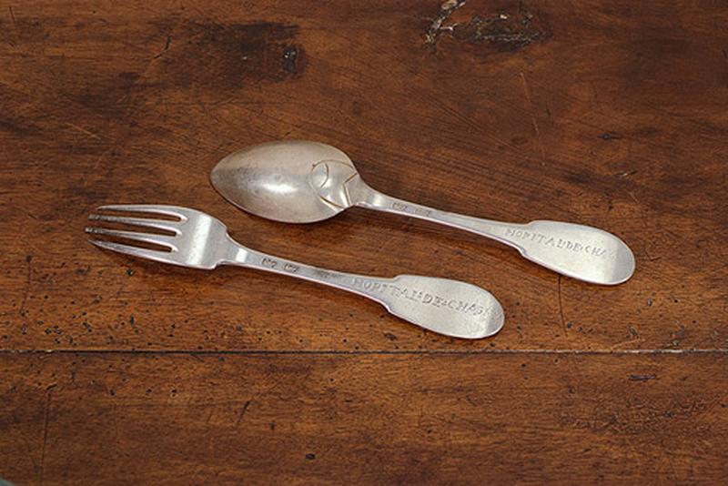 Ensemble de quatre cuillers et fourchettes (couverts)