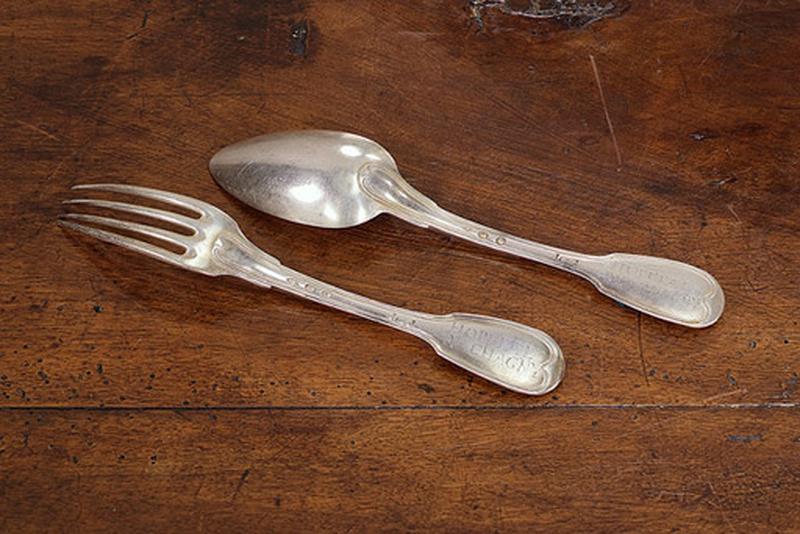 Ensemble d'une cuiller et deux fourchettes