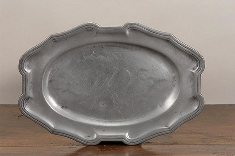 Plat ovale à contours
