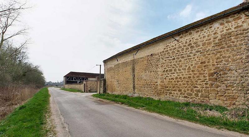 Hangar : mur postérieur sur rue.