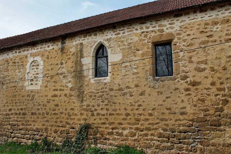 Chapelle : les trois fenêtres droite du mur de long-pan sur rue.