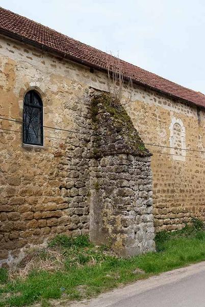 Chapelle : deuxième contrefort entre deux fenêtres du mur de long-pan sur rue.