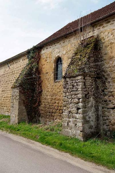Chapelle : fenêtre entre le premier et le deuxième contrefort du mur de long-pan sur rue.