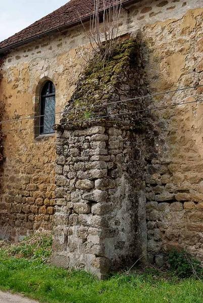 Chapelle : première fenêtre et deuxième contrefort du mur de long-pan sur rue.